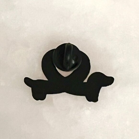 🧷🐶DACHSHUND/WEINER DOG/SAUSAGE DOG HEART - Enamel Pin on Black Backing - Picture 3 of 4